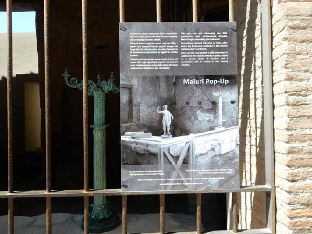 VI.12, Herculaneum. May 2018. Maiuri Pop-Up notice on front of shop. Photo courtesy of Buzz Ferebee.